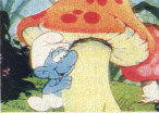 Ein Schlumpf schaut hinter einem Pilz hervor.